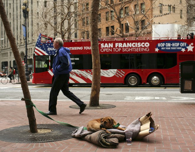 Market Street v San Franciscu, kjer sta združena blišč in beda silicijeve doline. FOTO: Reuters