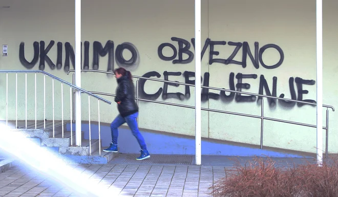 Težava medicinske znanosti je tudi, da so nasprotniki cepljenja veliko glasnejši, agresivnejši in modernejši pri izražanju svojih mnenj. Foto Tadej Regent