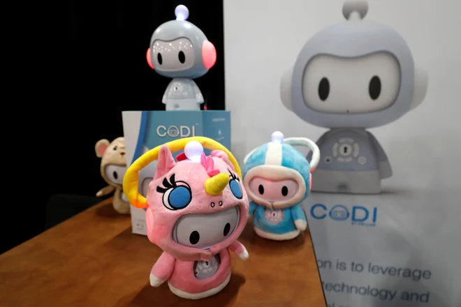 Robot Codi pripoveduje zgodbice za lahko noč. FOTO: Steve Marcus/Reuters