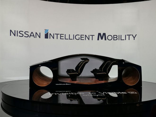 V prototip futurističnega vozila so lahko sedli obiskovalci in se s pomočjo virtualnih očal zapeljali po navidezni cesti. Fotografije Lucijan Zalokar