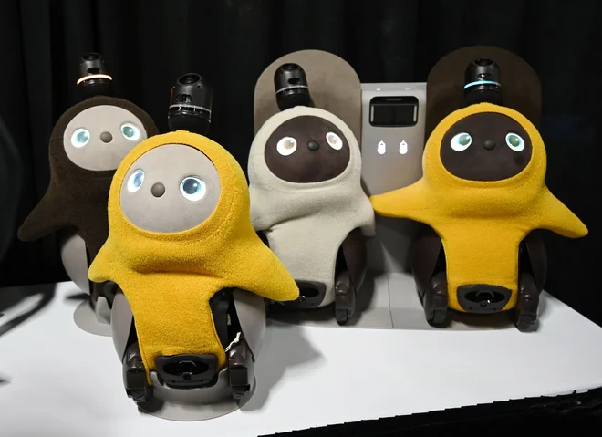 Japonsko podjetje Groove X je predstavilo majhnega robota z imenom Lovot. FOTO: AFP