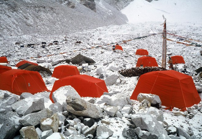 Bazni tabor na 5350 metrih. Oranžni šotori za bazo so bili iz rednega programa tovarne Induplati. Imenovali so se Makarska ... FOTO: Viki Grošelj