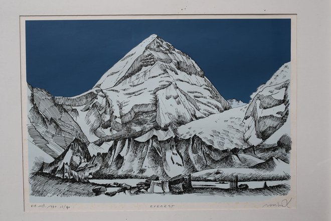 Na odpravi je bil tudi slikar Franc Novinc. Umetnina <em>Everest </em>je ena od treh, ki jih je muzeju posodil novinar <a href=