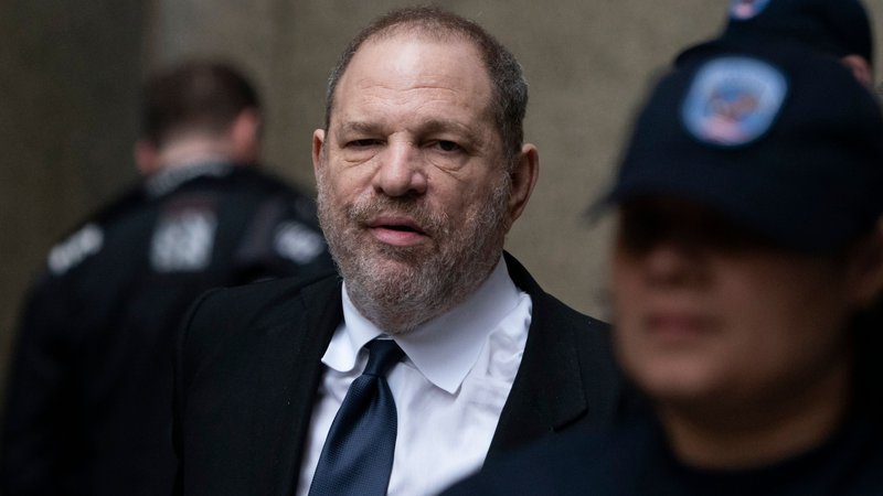 Fotografija: Harvey Weinstein se s poravnavo ne bo izognil kazenskemu procesu za spolni napad na dve ženski, ki ga na sodišču na Manhatnu čaka septembra. FOTO: Don Emmert/AFP