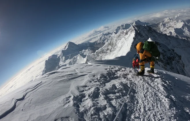 Štirje indijski alpinisti ter po en alpinist iz ZDA, Avstrije in Nepala so v minulem tednu umrli na tej najvišji gori sveta. FOTO: Phunjo Lama/Afp