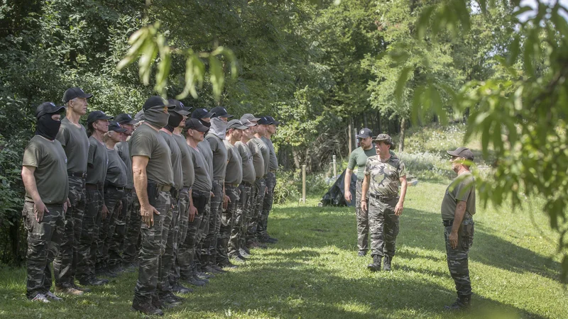 Fotografija: Skupina pripadnikov Štajerske varde po neuspešno opravljeni vaji iskanja »vsiljivcev« poroča vojvodi Andreju Šišku. FOTO: Leon Vidic/Delo