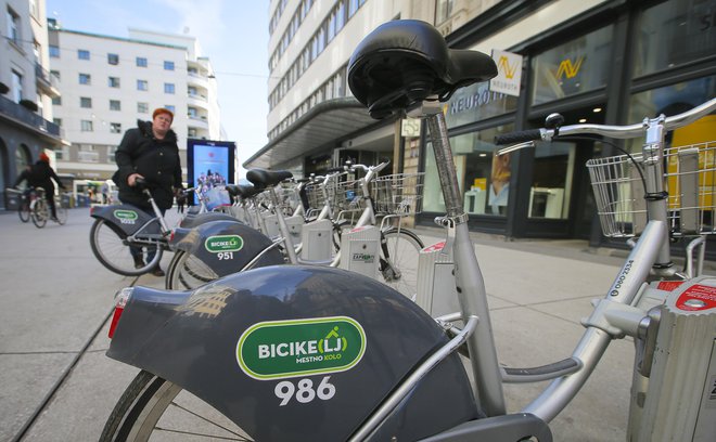 V Europlakatu napovedujejo, da bo spomladi izposoja koles iz sistema Bicikelj dosegla že številko sedem milijonov. FOTO: Jože Suhadolnik/Delo