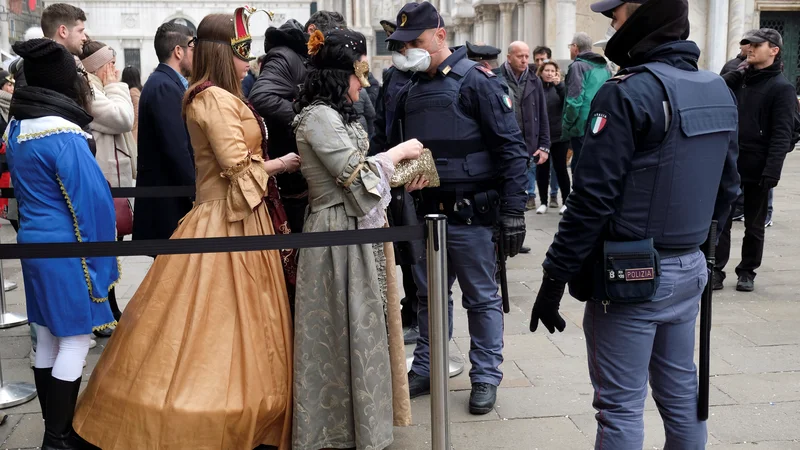 Fotografija: V severni Italiji vladajo izredne razmere. Beneški karneval so predčasno prekinili, odpovedali so tudi druge prireditve in športne dogodke. FOTO: Reuters