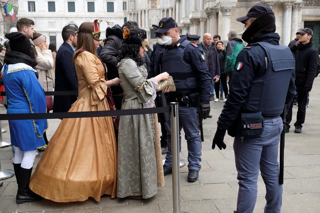 V severni Italiji vladajo izredne razmere. Beneški karneval so predčasno prekinili, odpovedali so tudi druge prireditve in športne dogodke. FOTO: Reuters