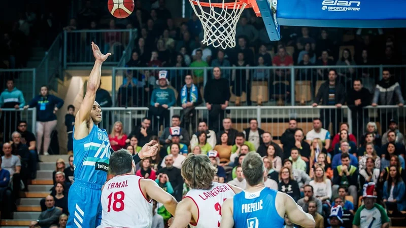 Fotografija: Jordan Morgan (levo) je bil med najzaslužnejšimi za zmago slovenske reprezentance nad Avstrijo. FOTO: FIBA