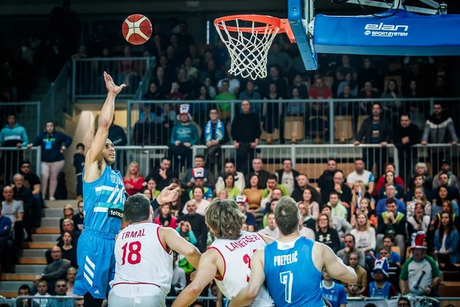 Jordan Morgan (levo) je bil med najzaslužnejšimi za zmago slovenske reprezentance nad Avstrijo. FOTO: FIBA