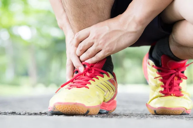 Razteg ahilove tetive in troglave mečne mišice naredimo z dvema vajama: s pokrčenim in iztegnjenim kolenom.&nbsp;Foto: Shutterstock