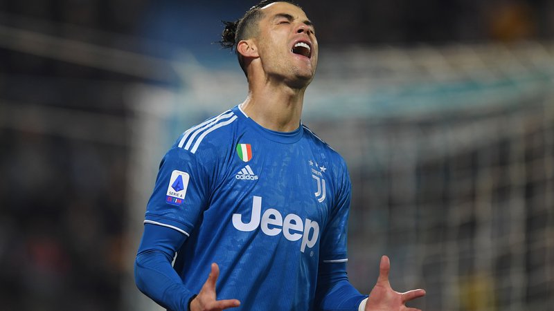 Fotografija: Napadalec Juventisa Cristiano Ronaldo je še v soboto zabil gol za zmago torinskega kluba. Naslednja tekma bo gotovo preložena, tako kot je bila nedeljska tekma soseda iz Torina. FOTO: Alberto Lingria/Reuters