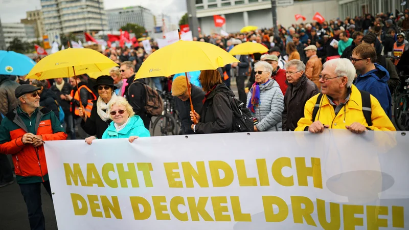 Protesti z zahtevo po &raquo;najemninski kapici&laquo; v Berlinu oktobra lani. FOTO: Hannibal Hanschke/Reuters