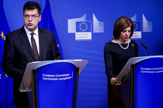 Evropski komisar <strong>Janez Lenarčič </strong>je prepričan, da bi bi bila politizacija obžalovanja vredna. Komisarka za zdravje <strong>Stela Kiriakides</strong> opozarja, da virusi ne poznajo meja. FOTO: Kenzo Tribouillard/AFP