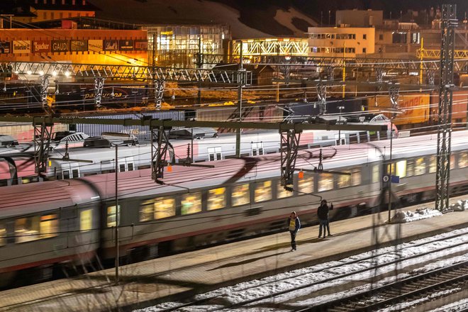 Zaskrbljenost zaradi hitrega širjenja virusa na severu Italije je sicer v nedeljo že vodila v zastoj železniškega prometa na meji med Italijo in Avstrijo. FOTO: Johann Groder/AFP
