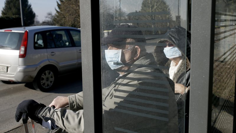 Fotografija: V Ljubljani in na Obali se nikjer ne da kupiti zaščitnih mask in tudi veletrgovci ne vedo, kdaj (če) bodo sploh prišle. FOTO: Blaž Samec/Delo