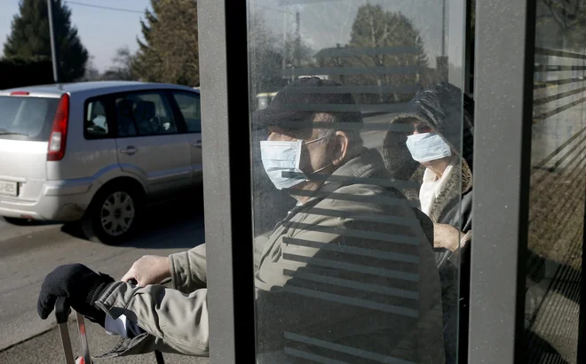 V Ljubljani in na Obali se nikjer ne da kupiti zaščitnih mask in tudi veletrgovci ne vedo, kdaj (če) bodo sploh prišle. FOTO: Blaž Samec/Delo