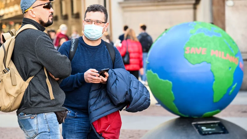 Fotografija: Da bi zajezili širjenje virusa, je italijanska vlada sprejela stroge ukrepe. Prizor iz milanskega nakupovalnega centra Galleria Vittorio Emanuele. FOTO: Andreas Solaro/Afp