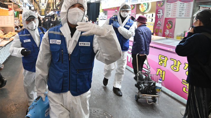 Fotografija: V Južni Koreji je zaradi koronavirusa zbolelo več kot 830 ljudi. FOTO: AFP
