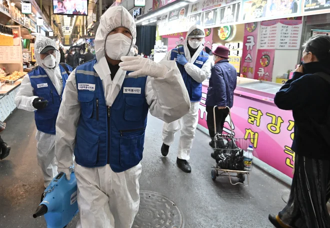 V Južni Koreji je zaradi koronavirusa zbolelo več kot 830 ljudi. FOTO: AFP
