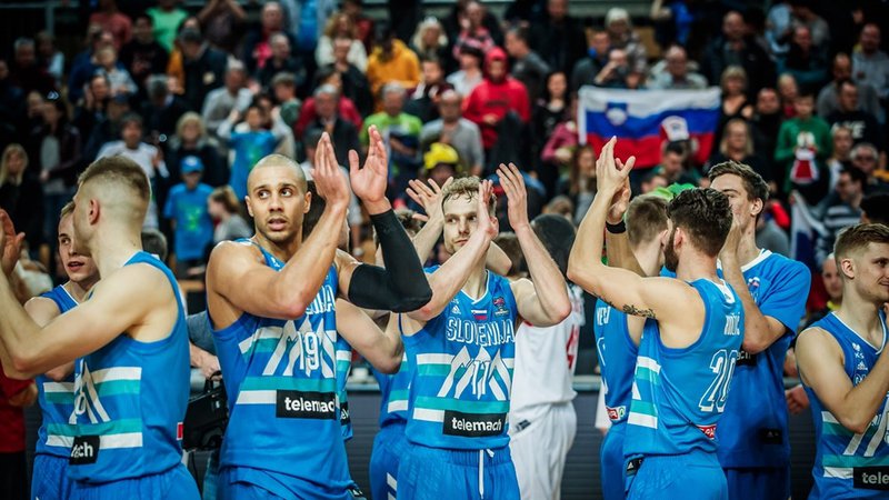 Fotografija: Slovenski reprezentanti so se poslovili od koprskega občinstva s kislimi obrazi. FOTO: FIBA