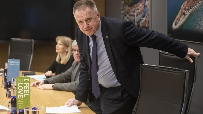 Fotografija: Več bo jasno danes, ko bo na sporedu tudi svet stranke, skopo odgovarjajo v SMC, na katero se stopnjujejo pritiski. Poklical naj bi ga tudi Milan Kučan. FOTO: Voranc Vogel