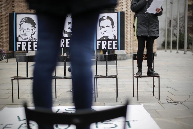 V podporo Assangea po svetu potekajo protesti, tudi pred britanskim veleposlaništvom v Ljubljani. FOTO: Uroš Hočevar/Delo