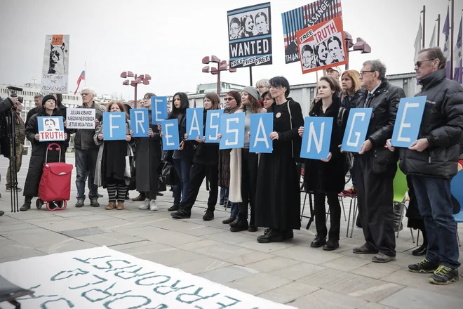 »Julian Assange, njegova ne-svoboda, je tudi moja,« je pisalo na enem od plakatov protestnikov. FOTO: Uroš Hočevar/Delo