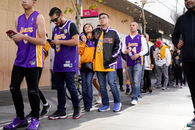 Datum žalne slovesnosti v dvorani Staples Center ima poseben pomen za družino pokojnega Kobeja Bryanta. FOTO: Lucy Nicholson/Reuters