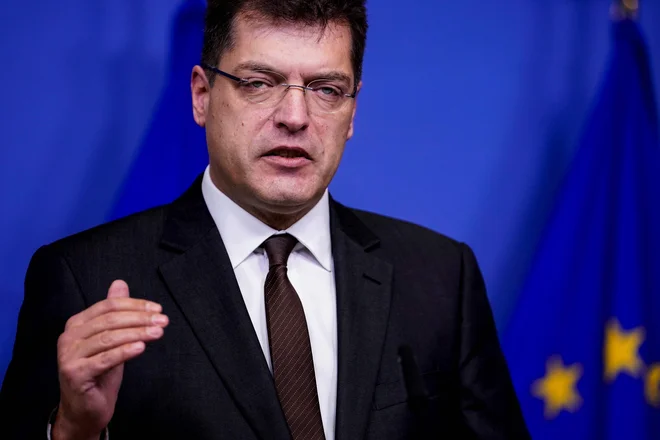 Lenarčič je ocenil, da bi bila politizacija razmer obžalovanja vredna. FOTO: Kenzo Tribouillard/AFP