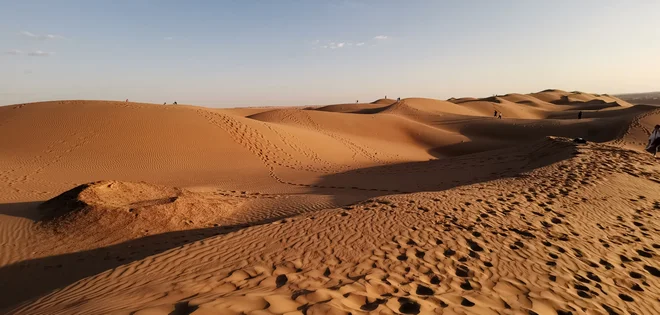 Puščava Vahiba (Šarkija) pri Desert Nights Campu.