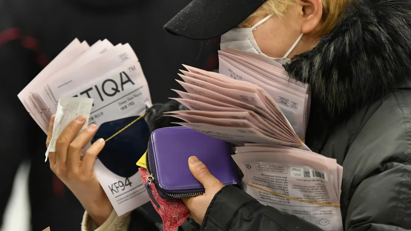 Fotografija: Po obstoječih ocenah je tveganje pojava žarišč v drugih državah EU zmerno do veliko. FOTO: Džung Jeon Dže/AFP