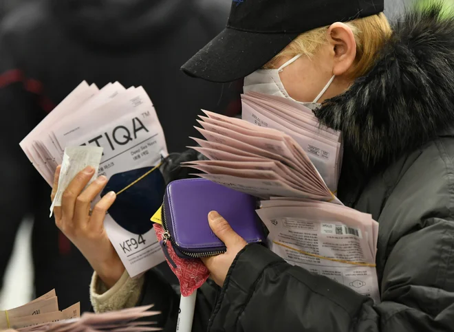 Po obstoječih ocenah je tveganje pojava žarišč v drugih državah EU zmerno do veliko. FOTO: Džung Jeon Dže/AFP
