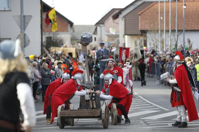 Ponekod se bodo podale na karneval ali pustno povorko. FOTO: Leon Vidic/Delo