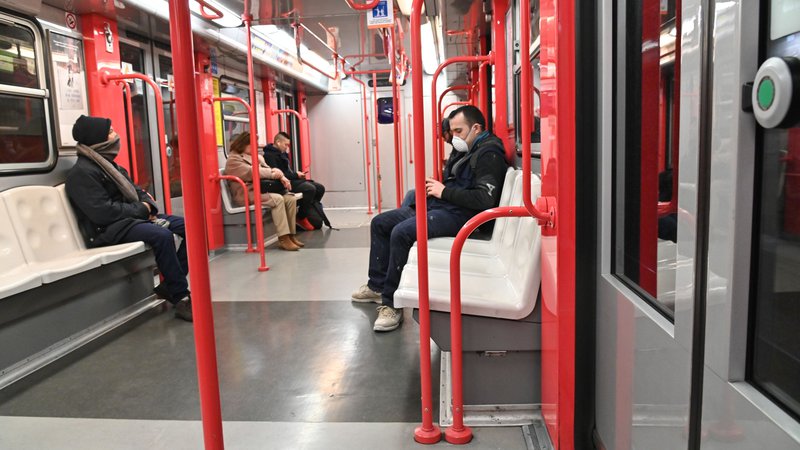 Fotografija: Prazen metro v središču Milana. FOTO: Andreas Solaro/AFP