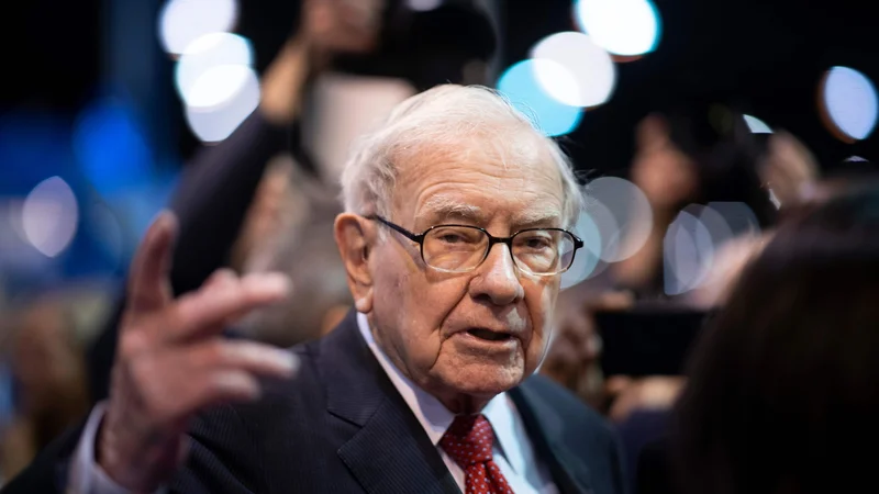 Fotografija: Warren Buffett si je končno omislil iphone. FOTO: Johannes Eisele/AFP