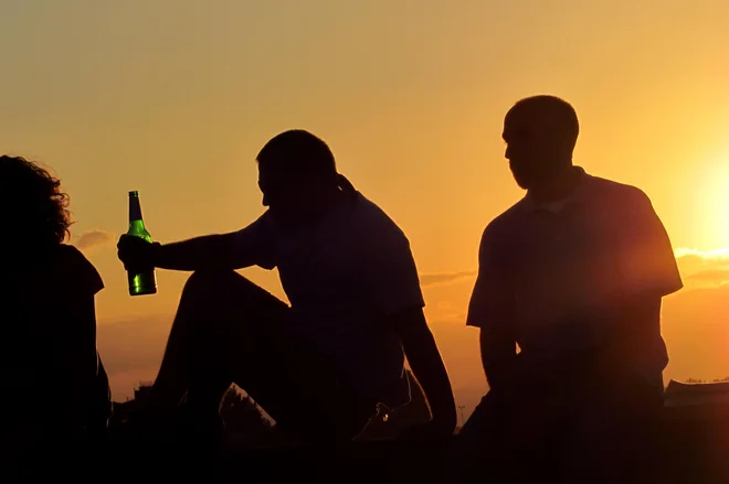 Statistika vsekakor ne govori naši mladini v korist: 40 odstotkov 15-letnikov je alkohol namreč že pilo v starosti 13 let ali manj. FOTO: Leon Vidic/Delo
