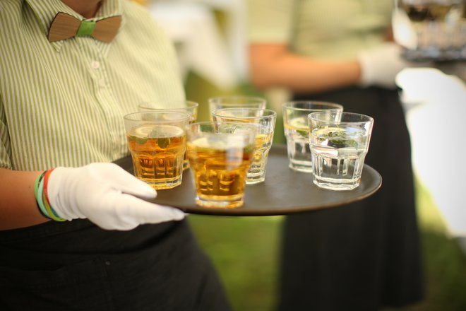 Kljub preventivnim akcijam in opozorilom, kako škodljivo je pitje alkohola, je slovenska kultura tradicionalno »mokra«. FOTO: Roman Šipić/Delo