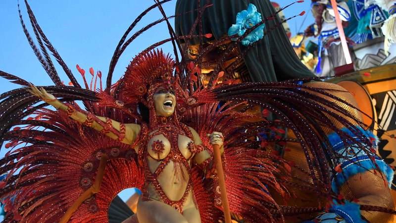 Fotografija: Z otvoritveno parado na sambodromu na plaži Copacabana v Riu de Janeiru je pretekli vikend letošnji karneval, ki bo skupno trajal kar 50 dni, doživel vrhuneC in bo trajal do konca tedna. FOTO: Mauro Pimentel/Afp
