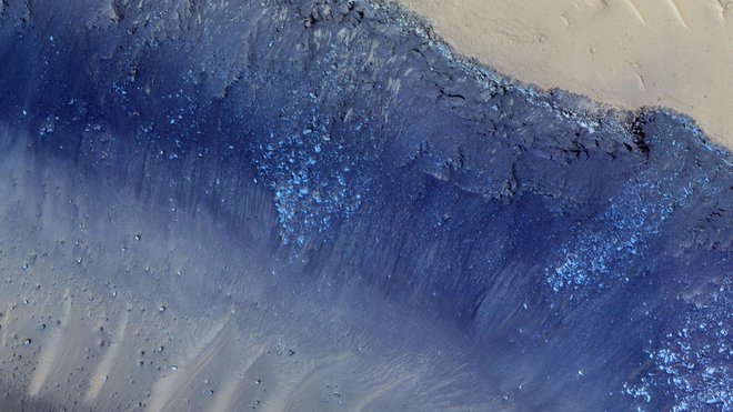 Območje Cerberus Fossae je še posebej seizmično aktivno. Na tem območju so znanstveniki iz orbite zaznali tudi zemeljske plazove. Pod površjem je morda še tekoča magma, a to je le teorija. FOTO: NASA/JPL-Caltech/University of Arizona 