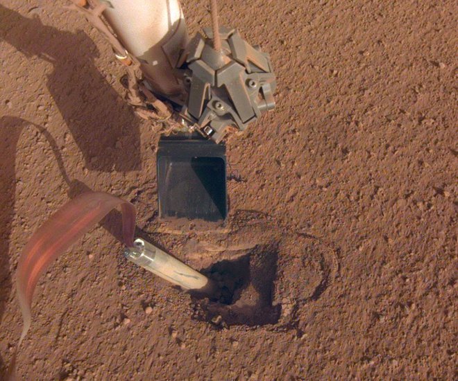 Zaradi sipke prsti ni dovolj trenja, da bi se sonda zakopala pod površje. FOTO: NASA/JPL-Caltech 