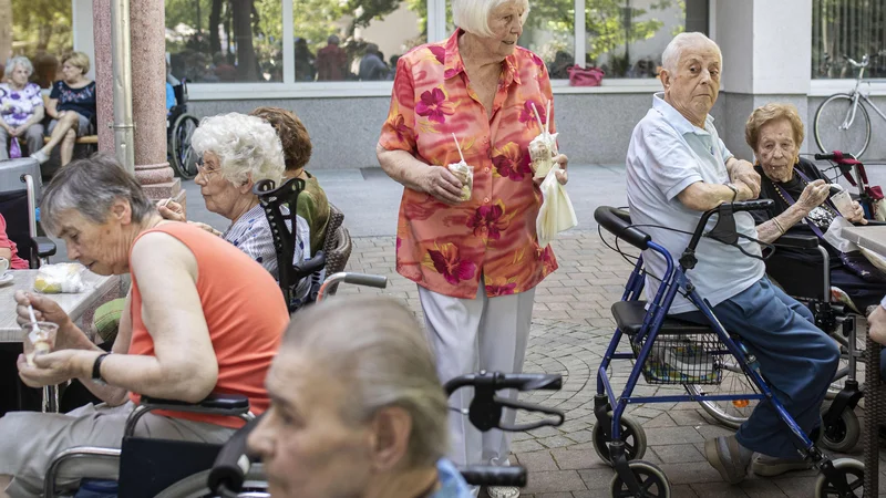 Fotografija: V socialnovarstvenih zavodih od ministrstva pričakujejo predstavitev metodologije in izračuna stroškov, saj njihovi izračuni odstopajo od izračunov Skupnosti. FOTO: Voranc Vogel/Delo