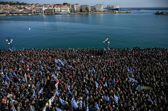 Množični protesti proti gradnji taborišč so ohromili pristanišče v Lezbosu. FOTO: Aris Messinis/AFP