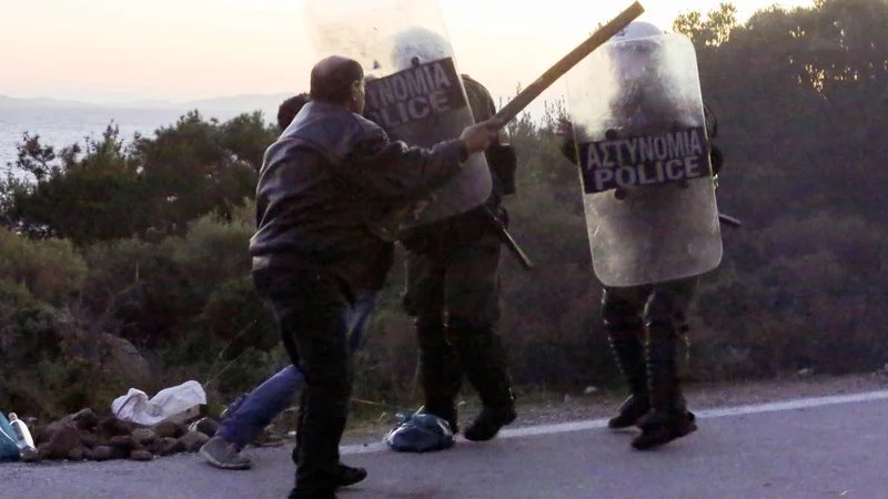 Fotografija: Lokalno prebivalstvo, ki že več mesecev protestira proti gradnji begunskih taborišč, se je na otoku Hios spopadlo s policijo. FOTO: Manolis Lagoutaris/AFP