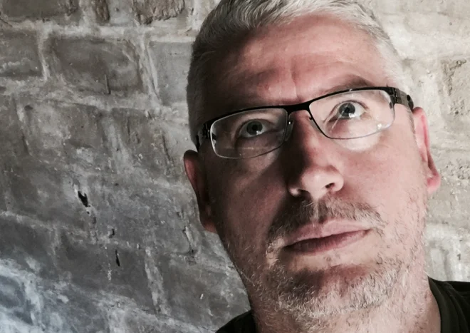 Pisatelj Simon Sellars je ustanovitelj vplivne spletne strani Ballardian.<br />
Foto osebni arhiv