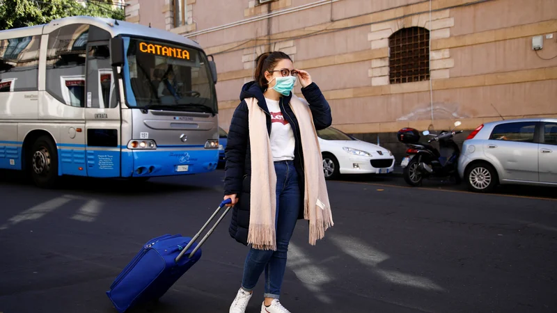 Fotografija: Poleg Italije, kjer je na evropskih tleh novi koronavirus najbolj prisoten, so največ obolelih in smrtnih žrtev zabeležili v Iranu in Južni Koreji. FOTO: Antonio Parrinello Reuters