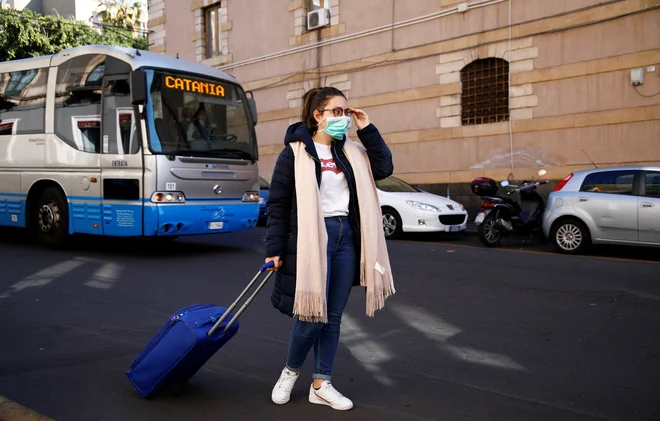 Poleg Italije, kjer je na evropskih tleh novi koronavirus najbolj prisoten, so največ obolelih in smrtnih žrtev zabeležili v Iranu in Južni Koreji. FOTO: Antonio Parrinello Reuters