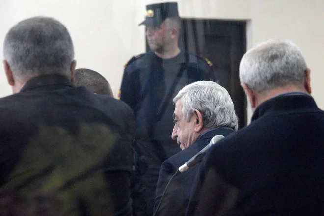 V primeru, da bo spoznan za krivega, nekdanjemu predsedniku Seržu Sarksjanu grozi do osem let zapora. FOTO: Karen Minasyan/AFP