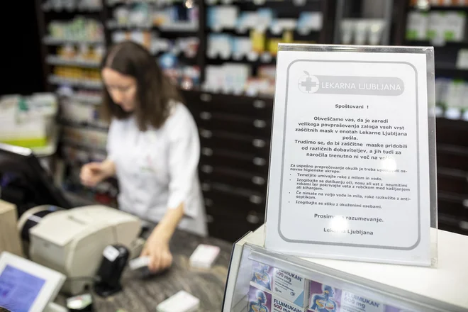 Čeprav strokovnjaki mirijo, da v državi zaradi koronavirusa ni razloga za preplah, so državljani tako negotovi, da so v lekarnah Javnega zavoda Lekarna Ljubljana in trgovini Sanolabor pokupili zaloge vseh vrst zaščitnih mask. FOTO: Voranc Vogel/Delo